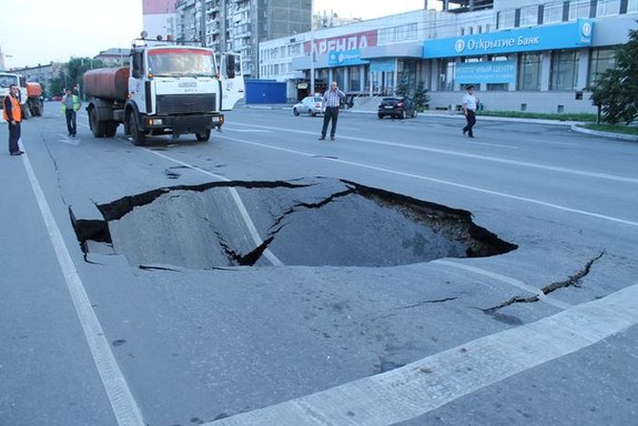 Трехметровая яма в центре Челябинска спровоцировала транспортный коллапс 1