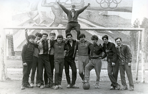 «Настоящий олдскул»: Известные люди города стали героями «детской» ФОТОвыставки 1