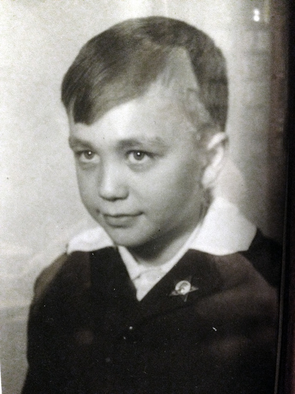 «Настоящий олдскул»: Известные люди города стали героями «детской» ФОТОвыставки 8