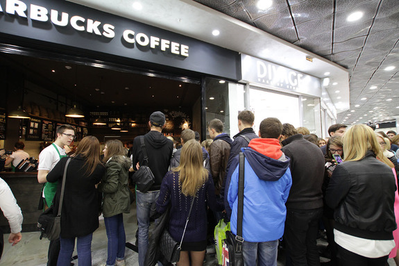 Екатеринбургский Starbucks оказался в осаде школьников 1