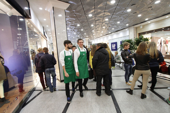 Екатеринбургский Starbucks оказался в осаде школьников 2