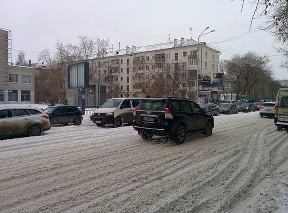 Екатеринбург утопает в снегу: коммунальные службы не успевают чистить город 1