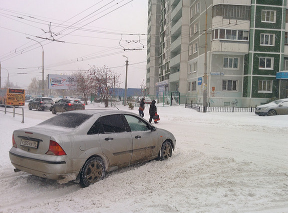 Екатеринбург утопает в снегу: коммунальные службы не успевают чистить город 3