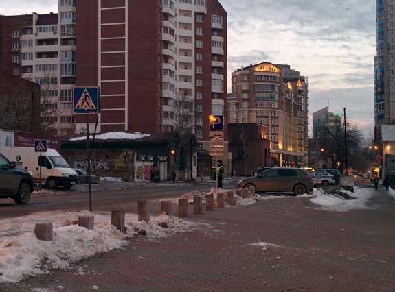 В центре Екатеринбурга поставили знаки платной парковки без терминалов 2