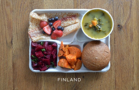 Как выглядят школьные обеды в разных странах мира 6