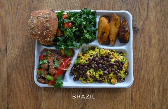 Как выглядят школьные обеды в разных странах мира 8