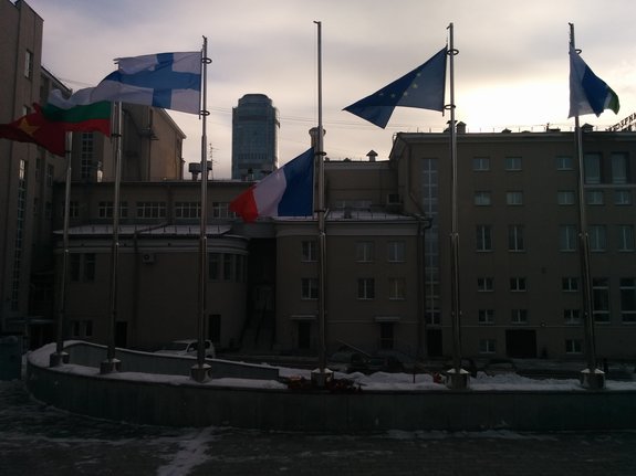 Екатеринбуржцы приносят цветы к генкосульству Франции после терактов в Париже 1