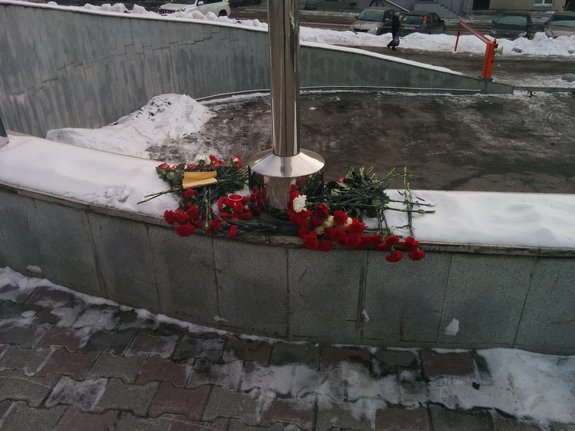 Екатеринбуржцы приносят цветы к генкосульству Франции после терактов в Париже 2