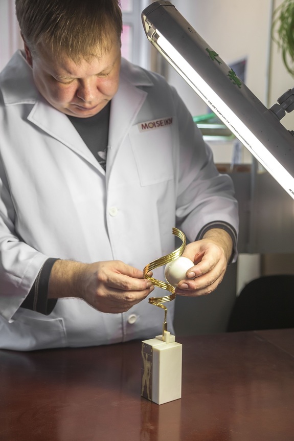 Как делают статуэтку к премии «Человек года» / ФОТО 1