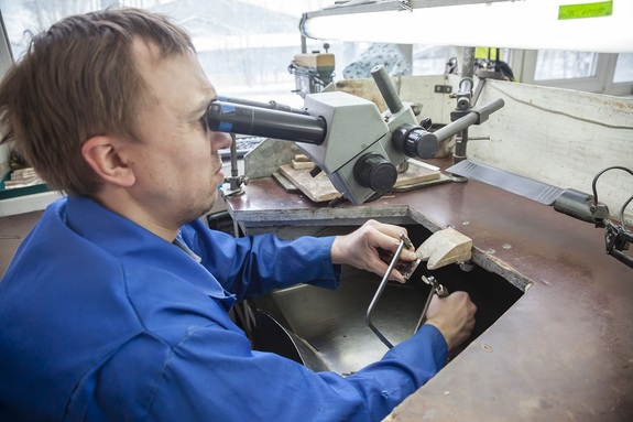 Как делают статуэтку к премии «Человек года» / ФОТО 4