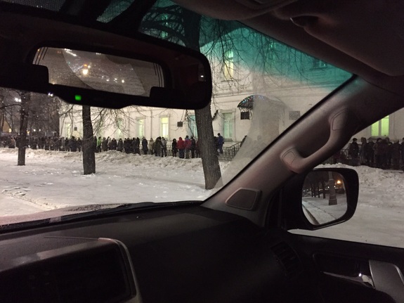 Больше сотни человек вышли на митинг против отставки директора гимназии №9 1