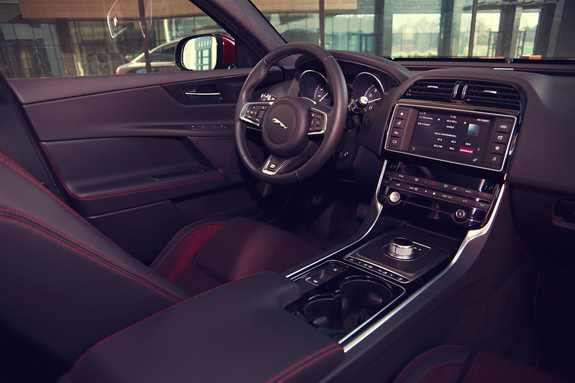Jaguar XE: тест-драйв с Дмитрием Елизаровым 11