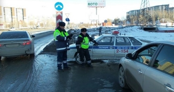 Два екатеринбургских автосалона федерального дилера оказались в блокаде 1