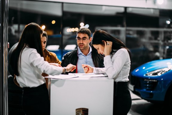 Красота, лоск, мощь: в Ростове презентовали новый Porsche 911 4 Красота, лоск, мощь: в Ростове презентовали новый Porsche 911 4