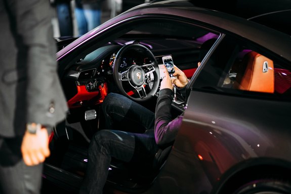 Красота, лоск, мощь: в Ростове презентовали новый Porsche 911 25 Красота, лоск, мощь: в Ростове презентовали новый Porsche 911 25