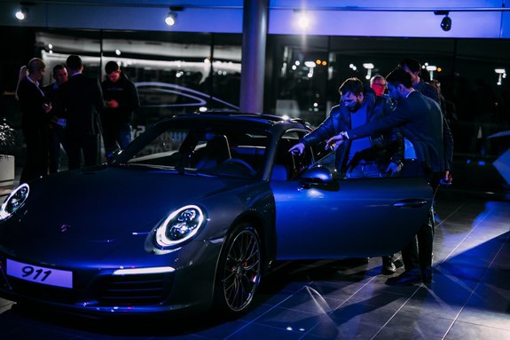 Красота, лоск, мощь: в Ростове презентовали новый Porsche 911 30 Красота, лоск, мощь: в Ростове презентовали новый Porsche 911 30