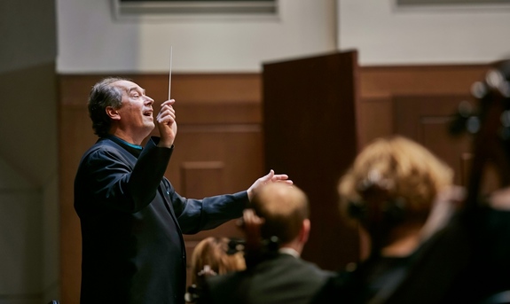 Дирижер Дмитрий Лисс: «Про «лабутены» слышал. Выдающееся произведение». ИНТЕРВЬЮ 2 Дирижер Дмитрий Лисс: «Про «лабутены» слышал. Выдающееся произведение». ИНТЕРВЬЮ 2