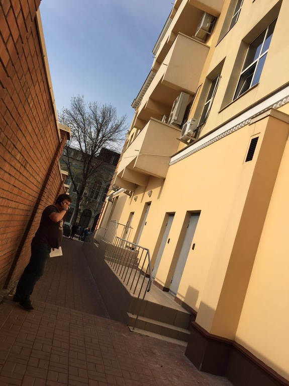 Бизнес-центр "Купеческий двор" оцеплен из-за сообщения о заминированном автомобиле
1 Бизнес-центр "Купеческий двор" оцеплен из-за сообщения о заминированном автомобиле
1