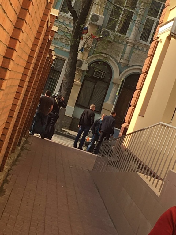 Бизнес-центр "Купеческий двор" оцеплен из-за сообщения о заминированном автомобиле
2 Бизнес-центр "Купеческий двор" оцеплен из-за сообщения о заминированном автомобиле
2