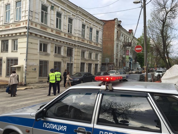 Бизнес-центр "Купеческий двор" оцеплен из-за сообщения о заминированном автомобиле
3 Бизнес-центр "Купеческий двор" оцеплен из-за сообщения о заминированном автомобиле
3