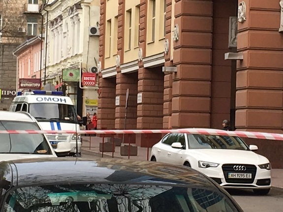 Бизнес-центр "Купеческий двор" оцеплен из-за сообщения о заминированном автомобиле
4 Бизнес-центр "Купеческий двор" оцеплен из-за сообщения о заминированном автомобиле
4