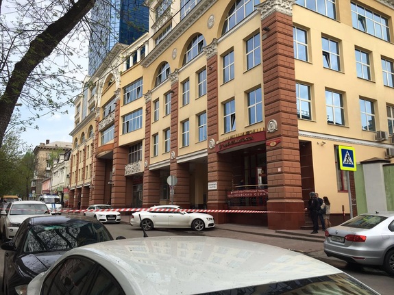 Бизнес-центр "Купеческий двор" оцеплен из-за сообщения о заминированном автомобиле
5 Бизнес-центр "Купеческий двор" оцеплен из-за сообщения о заминированном автомобиле
5