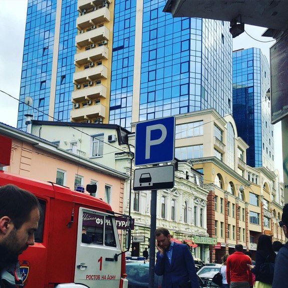 Бизнес-центр "Купеческий двор" оцеплен из-за сообщения о заминированном автомобиле
6 Бизнес-центр "Купеческий двор" оцеплен из-за сообщения о заминированном автомобиле
6