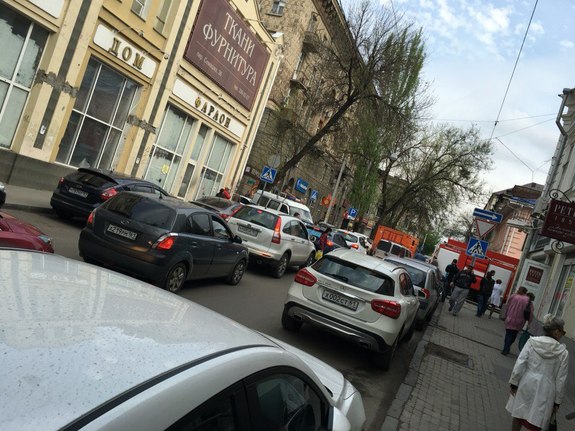 Бизнес-центр "Купеческий двор" оцеплен из-за сообщения о заминированном автомобиле
7 Бизнес-центр "Купеческий двор" оцеплен из-за сообщения о заминированном автомобиле
7