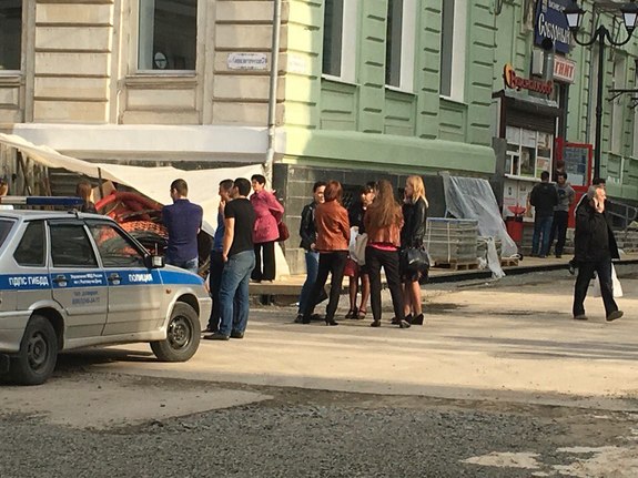 Бизнес-центр "Купеческий двор" оцеплен из-за сообщения о заминированном автомобиле
8 Бизнес-центр "Купеческий двор" оцеплен из-за сообщения о заминированном автомобиле
8