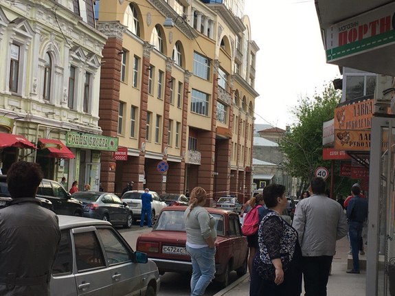 Бизнес-центр "Купеческий двор" оцеплен из-за сообщения о заминированном автомобиле
9 Бизнес-центр "Купеческий двор" оцеплен из-за сообщения о заминированном автомобиле
9