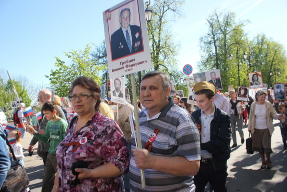 "Бессмертный полк" в Нижнем Новгороде прошел вслед за Парадом Победы. ФОТО 1 "Бессмертный полк" в Нижнем Новгороде прошел вслед за Парадом Победы. ФОТО 1