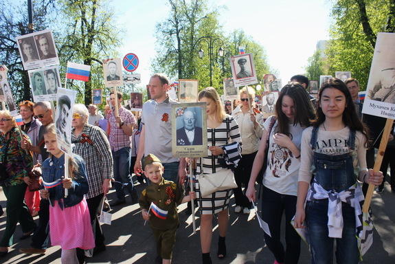 "Бессмертный полк" в Нижнем Новгороде прошел вслед за Парадом Победы. ФОТО 3 "Бессмертный полк" в Нижнем Новгороде прошел вслед за Парадом Победы. ФОТО 3