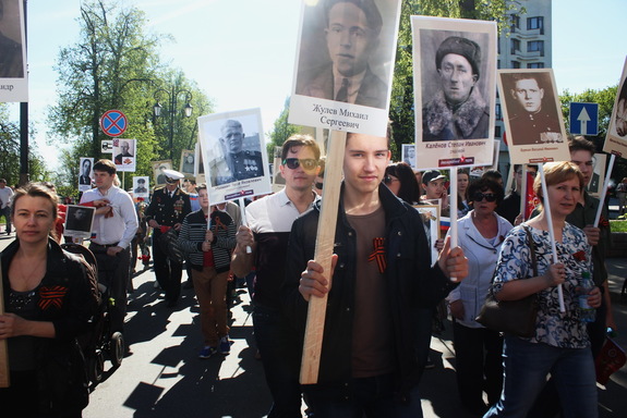 "Бессмертный полк" в Нижнем Новгороде прошел вслед за Парадом Победы. ФОТО 4 "Бессмертный полк" в Нижнем Новгороде прошел вслед за Парадом Победы. ФОТО 4