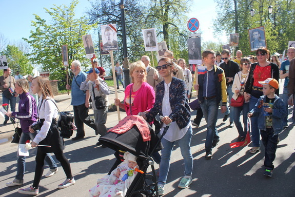"Бессмертный полк" в Нижнем Новгороде прошел вслед за Парадом Победы. ФОТО 5 "Бессмертный полк" в Нижнем Новгороде прошел вслед за Парадом Победы. ФОТО 5