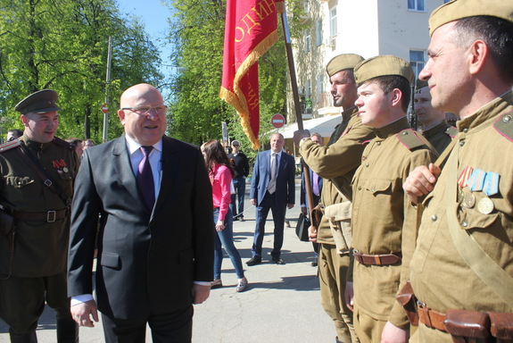 "Бессмертный полк" в Нижнем Новгороде прошел вслед за Парадом Победы. ФОТО 6 "Бессмертный полк" в Нижнем Новгороде прошел вслед за Парадом Победы. ФОТО 6