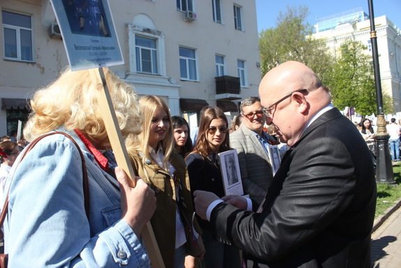 "Бессмертный полк" в Нижнем Новгороде прошел вслед за Парадом Победы. ФОТО 7 "Бессмертный полк" в Нижнем Новгороде прошел вслед за Парадом Победы. ФОТО 7