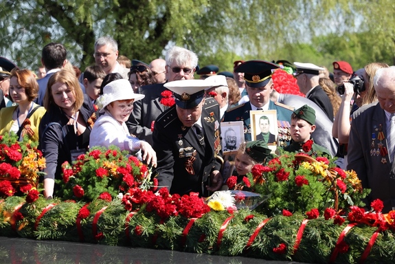 Нижегородцы возложили цветы к Вечному Огню в память о погибших горьковчанах 1 Нижегородцы возложили цветы к Вечному Огню в память о погибших горьковчанах 1