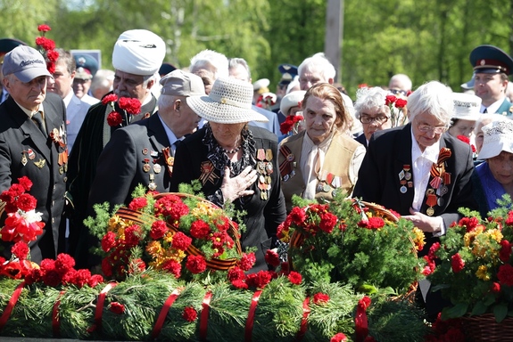 Нижегородцы возложили цветы к Вечному Огню в память о погибших горьковчанах 2 Нижегородцы возложили цветы к Вечному Огню в память о погибших горьковчанах 2