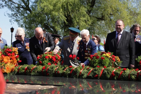 Нижегородцы возложили цветы к Вечному Огню в память о погибших горьковчанах 4 Нижегородцы возложили цветы к Вечному Огню в память о погибших горьковчанах 4