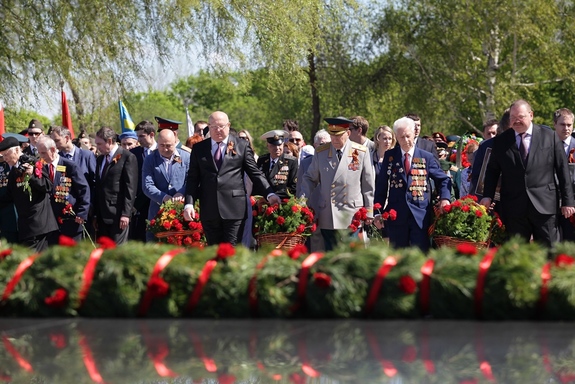 Нижегородцы возложили цветы к Вечному Огню в память о погибших горьковчанах 3 Нижегородцы возложили цветы к Вечному Огню в память о погибших горьковчанах 3