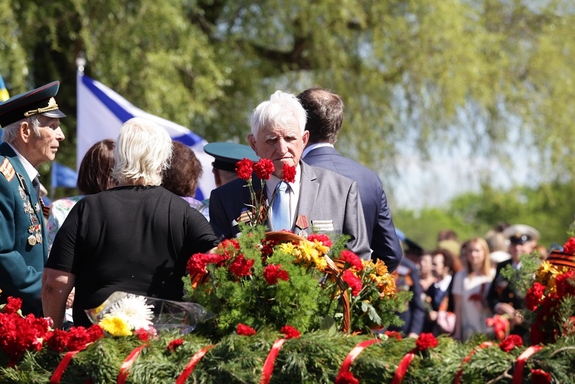 Нижегородцы возложили цветы к Вечному Огню в память о погибших горьковчанах 5 Нижегородцы возложили цветы к Вечному Огню в память о погибших горьковчанах 5