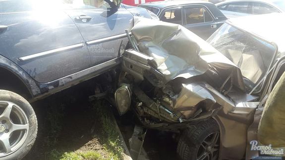 В Ростове на Зоологической автобус стал причиной массовой аварии с участием 8 автомобилей 1 В Ростове на Зоологической автобус стал причиной массовой аварии с участием 8 автомобилей 1