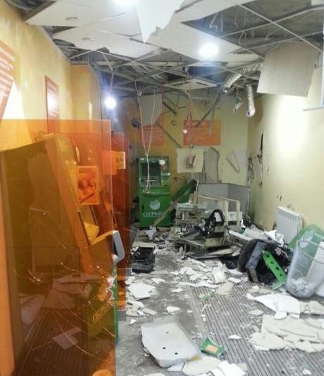 Двое неизвестных взорвали отделение «Сбербанка» в Набережных Челнах 1 Двое неизвестных взорвали отделение «Сбербанка» в Набережных Челнах 1