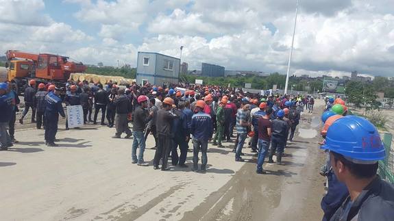 Строители стадиона "Ростов-Арена" устроили акцию протеста 1 Строители стадиона "Ростов-Арена" устроили акцию протеста 1