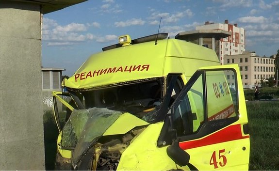 В Казани два медика получили тяжелые травмы после ДТП со «скорой» 1 В Казани два медика получили тяжелые травмы после ДТП со «скорой» 1