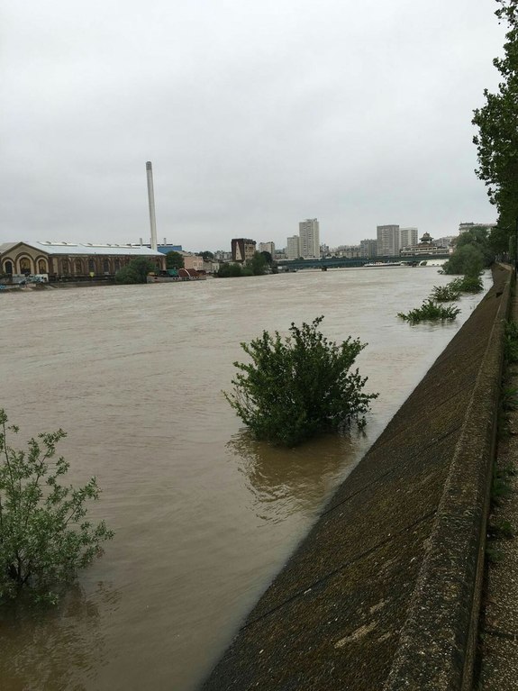 Наводнение в Париже 2016: фотографии катастрофы в красивейшем городе мира. РЕАЛЬНЫЕ ФОТО 1 Наводнение в Париже 2016: фотографии катастрофы в красивейшем городе мира. РЕАЛЬНЫЕ ФОТО 1