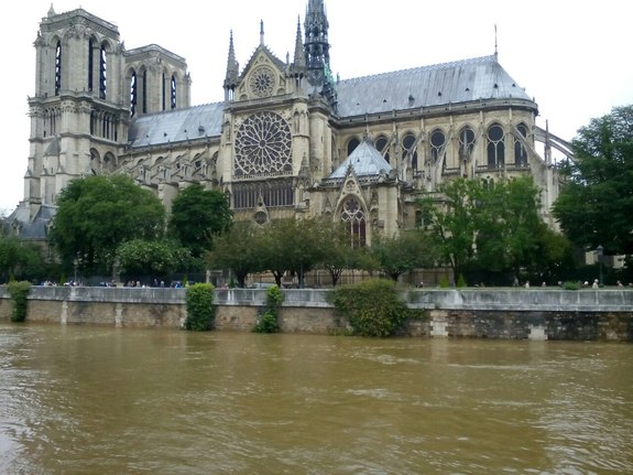 Наводнение в Париже 2016: фотографии катастрофы в красивейшем городе мира. РЕАЛЬНЫЕ ФОТО 2 Наводнение в Париже 2016: фотографии катастрофы в красивейшем городе мира. РЕАЛЬНЫЕ ФОТО 2