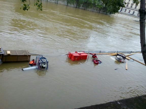 Наводнение в Париже 2016: фотографии катастрофы в красивейшем городе мира. РЕАЛЬНЫЕ ФОТО 3 Наводнение в Париже 2016: фотографии катастрофы в красивейшем городе мира. РЕАЛЬНЫЕ ФОТО 3