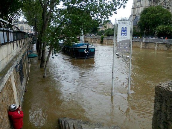 Наводнение в Париже 2016: фотографии катастрофы в красивейшем городе мира. РЕАЛЬНЫЕ ФОТО 4 Наводнение в Париже 2016: фотографии катастрофы в красивейшем городе мира. РЕАЛЬНЫЕ ФОТО 4