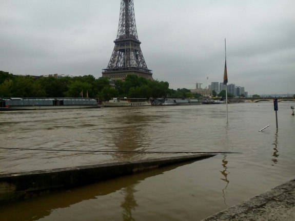 Наводнение в Париже 2016: фотографии катастрофы в красивейшем городе мира. РЕАЛЬНЫЕ ФОТО 7 Наводнение в Париже 2016: фотографии катастрофы в красивейшем городе мира. РЕАЛЬНЫЕ ФОТО 7
